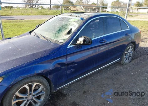 2017 Mercedes-Benz C 300 z USA, uszkodzony, nr VIN 55SWF4JB7HU206749